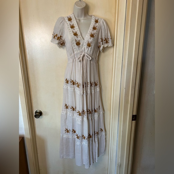 Baevely Dresses & Skirts - Baevely bohemian ivory peasant dress with embroidery size S